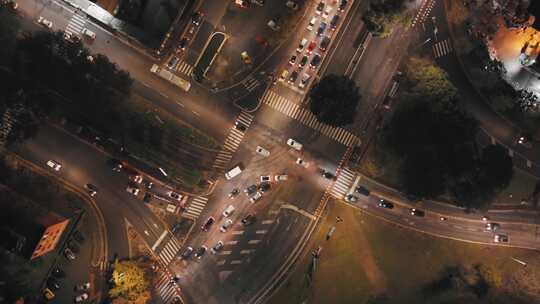 夜晚照亮的城市十字路口：鸟瞰流经城市的交