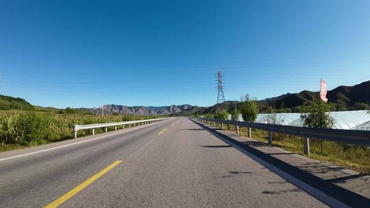 开车行驶在高速公路上