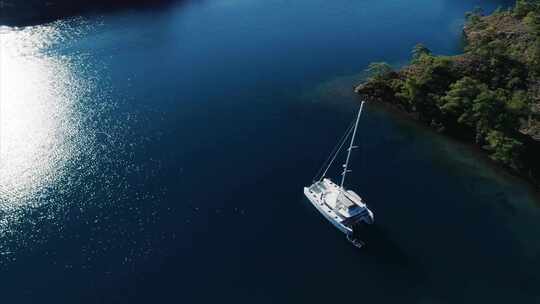 漂浮在海岸空中的船