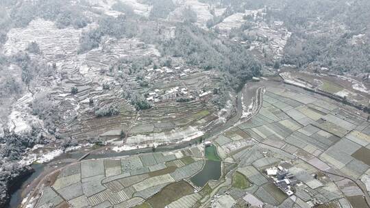 航拍大山 水库 风景