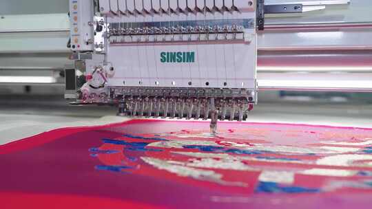 非遗民俗文化生产流水线机器刺绣作业场景