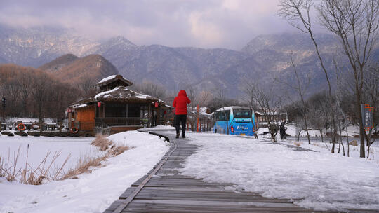 冬天湖北神农架大九湖景区雪景中的游客