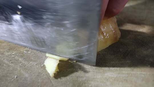 厨师熟练的刀工 切姜片 做饭视频素材模板下载
