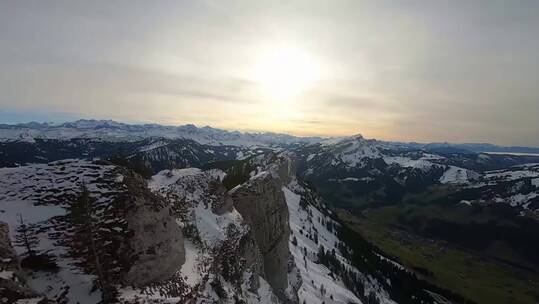 穿越机无人机飞跃雪山峡谷