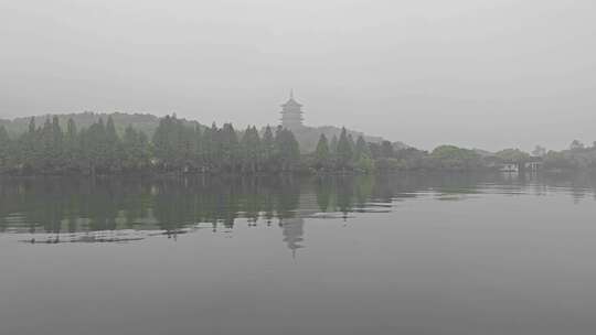 杭州西湖长桥公园雷峰塔雨中倒影