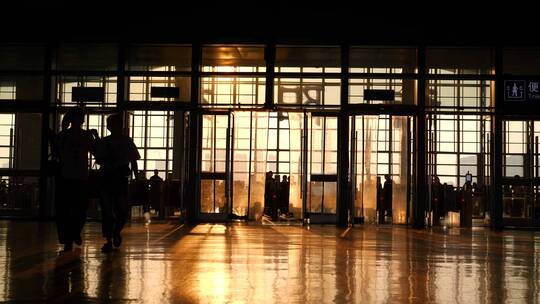 夕阳下的高铁站进站口4k视频素材