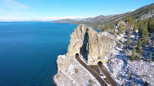 湖泊旁的公路