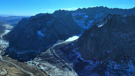 高山湖泊间蜿蜒道路的自然风光