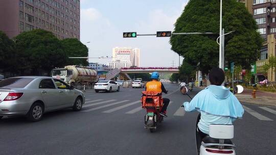 马路上骑电单车 骑行第一人称视角 街景