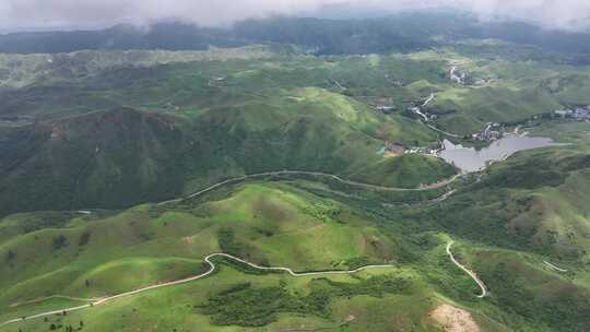 绿意盎然的山间公路航拍风光