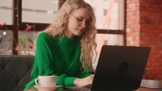 快乐的女人在社交网络中在线聊天通过笔记本电脑在咖啡馆连接到免费Wifi肖像视频素材模板下载
