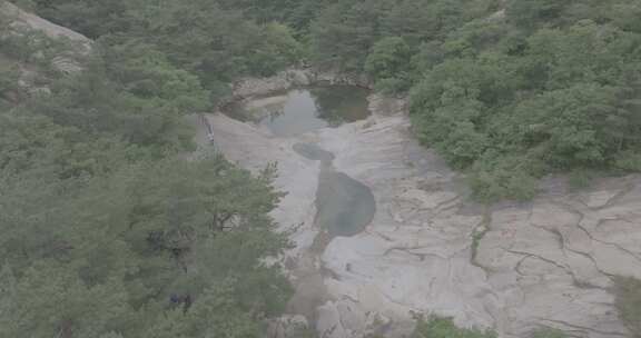 航拍山东省烟台市昆嵛山无染寺景区戏水游客