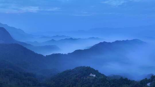 山间晨雾中的连绵山脉