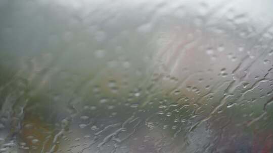 下雨天车窗外街景雨天道路交通车流窗户风景