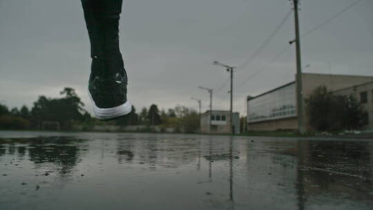 雨中跑步的男人