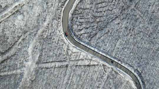 从上面看冬天的道路