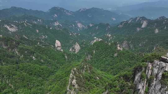 河南伏牛山山脉平顶山尧山层峦叠嶂的山峰