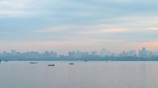 立冬早晨杭州西湖水面与游船水墨画风光视频素材模板下载