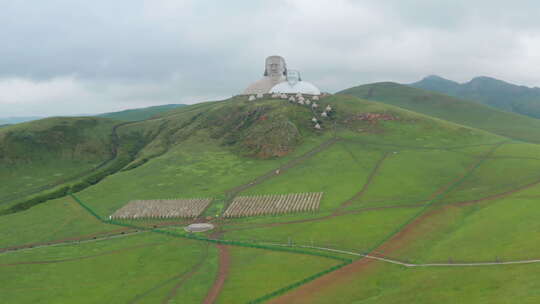 航拍霍林郭勒可汗山景区雕塑风光