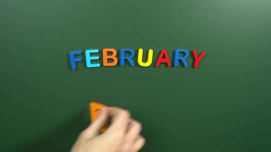 手贴贴纸2月29日日历日在学校板上。2月视频素材模板下载