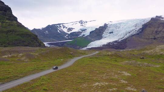 一辆车驶向冰岛山区的偏远冰川