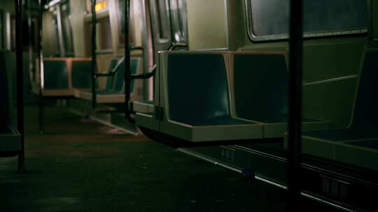 蓝色座位和黄灯的空地铁车厢