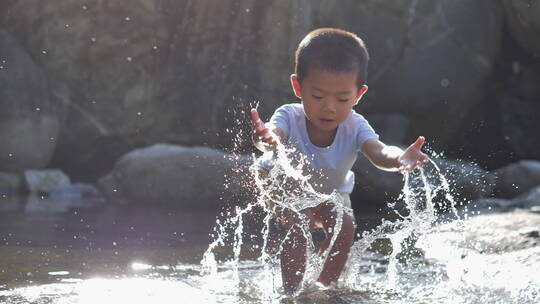 亚洲中国人小孩小朋友玩水嬉戏玩耍