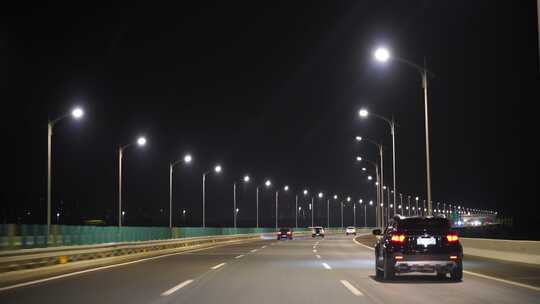 夜间开车行驶在城市道路夜晚城市车窗外风景