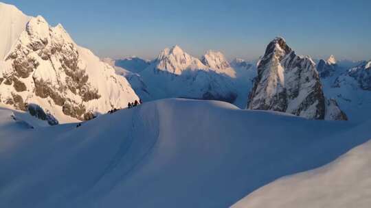 雪山徒步者远景全景