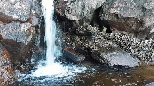 岩石上的小水流