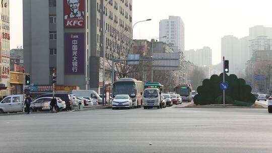 大连城市忙碌早高峰车流街道