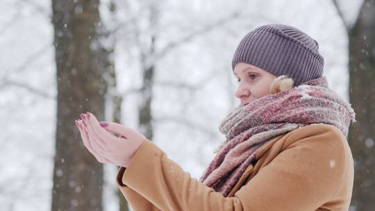 女人双手接雪花