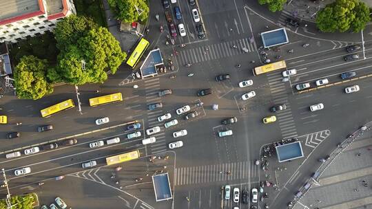 航拍城市十字路口车流