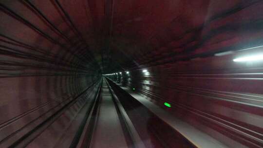 唯美城市地铁隧道中穿梭快速行驶第一视角