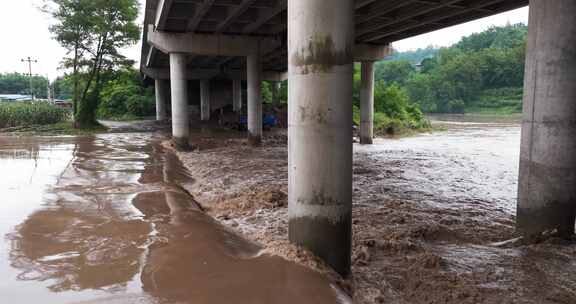 山洪水冲刷高速公路桥墩路基自然极端天气