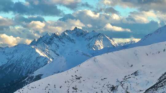 航拍雪山日照金山