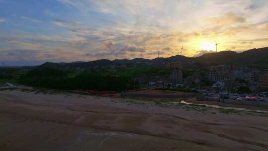 航拍平潭北部湾海上风电场夕阳火烧云鱼排