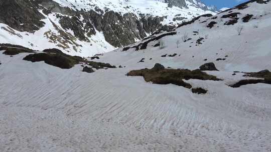 冬季无人机积雪覆盖的山脉