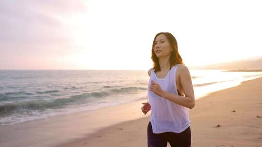 迷人的女人在海滩上慢跑