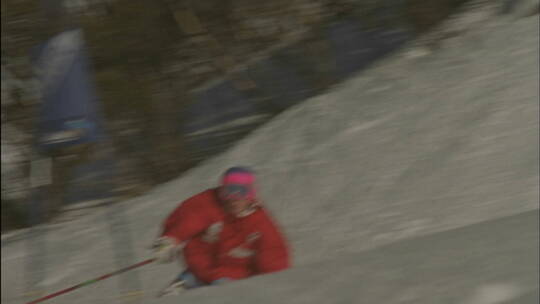 滑雪者通过障碍滑雪道下山