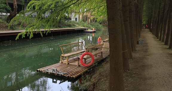 秋天江南湿地公园河流竹阀休闲空镜素材