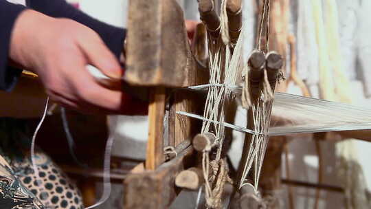 非遗古老纺织技术纺织车织布机视频素材模板下载