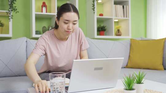 居家女性使用笔记本电脑办公