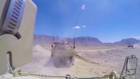 突击队装甲车穿越阿富汗的风景视频素材模板下载