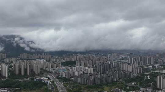 阴云笼罩下的城市建筑群鸟瞰全景