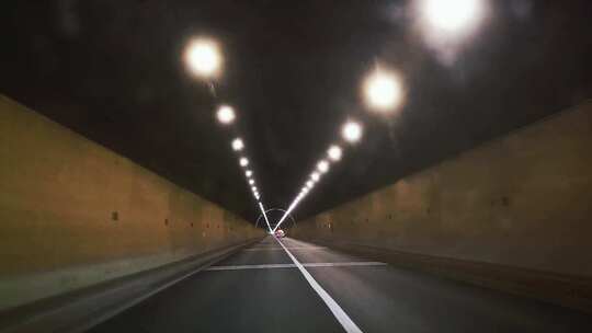车辆第一视角车辆过隧道