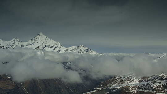 瑞士马特洪峰阿尔卑斯山雪峰滑雪