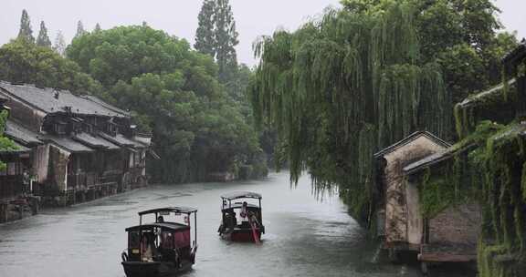 （慢镜）中国江南水乡千年古镇乌镇下雨天