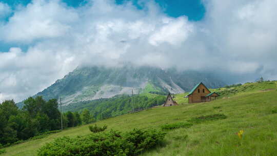 瑞士阿尔卑斯山，瑞士夏季有云