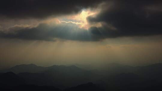 唯美天空丁达尔光效上帝之光芒洒向大地山脉